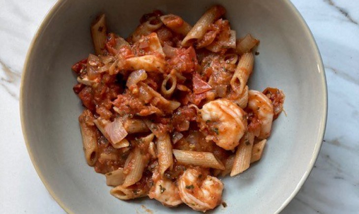 Wokgarnalen met pasta, feta en tomaat