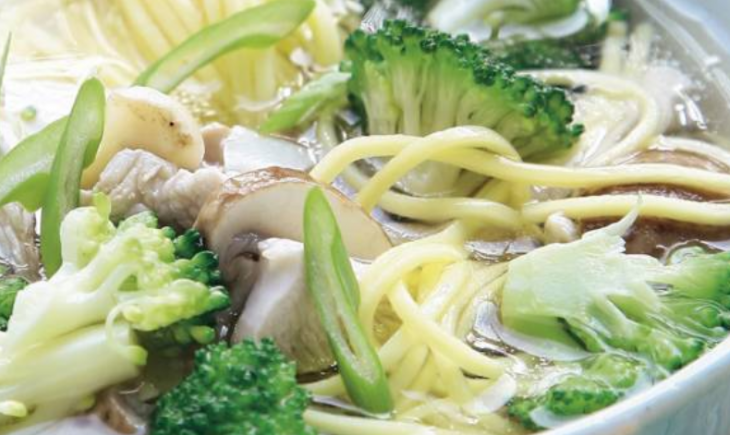 Oosterse soep met champignons en broccoli