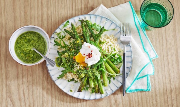 Groene asperges met parelcouscous en pistachepesto