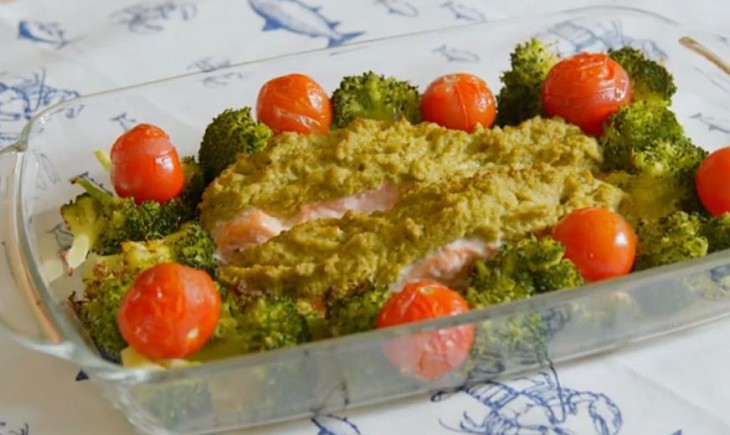 Zalm met broccolipesto uit de oven